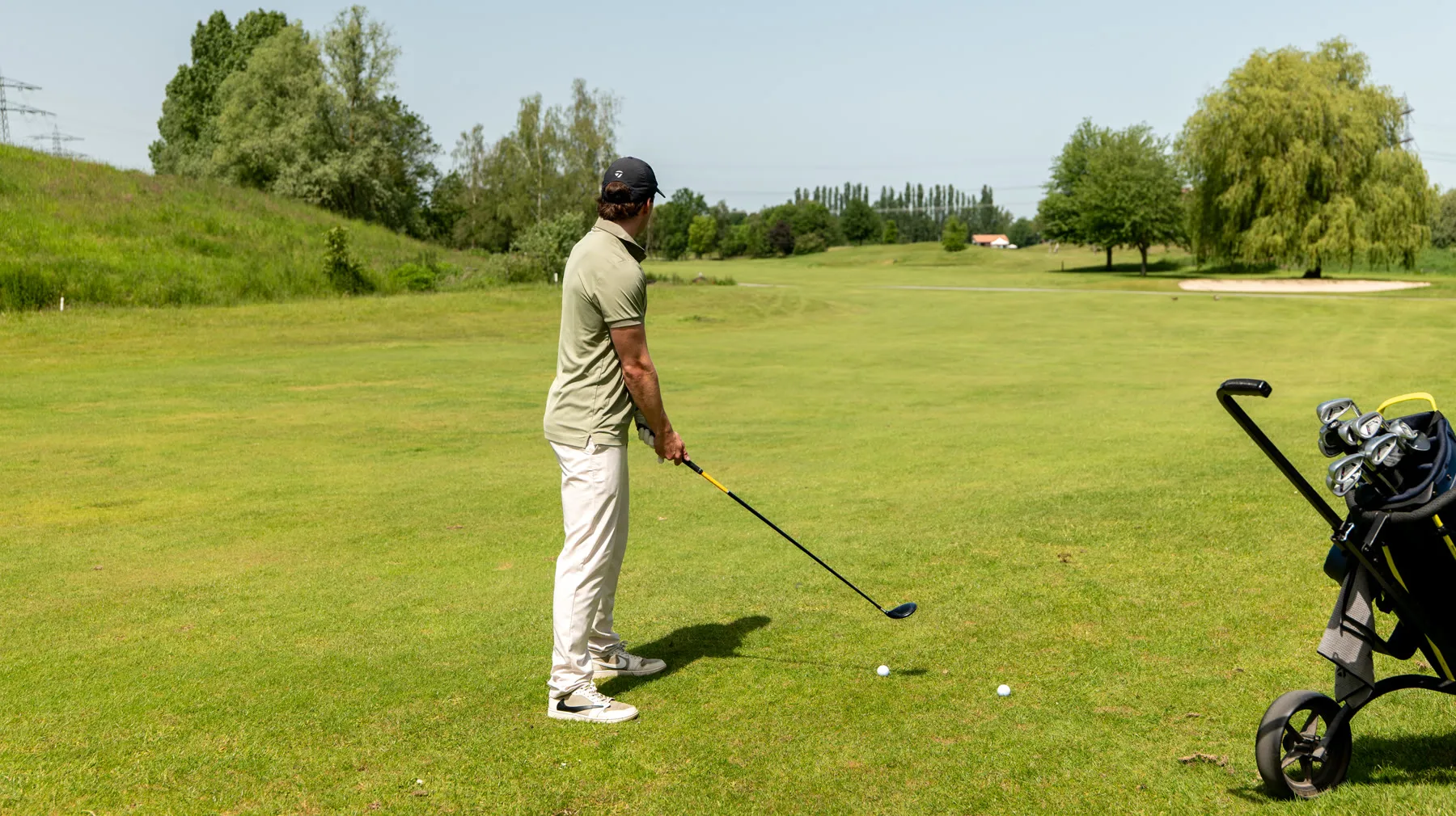 Een deelnemer zet zich op voor de afslag op de fairway