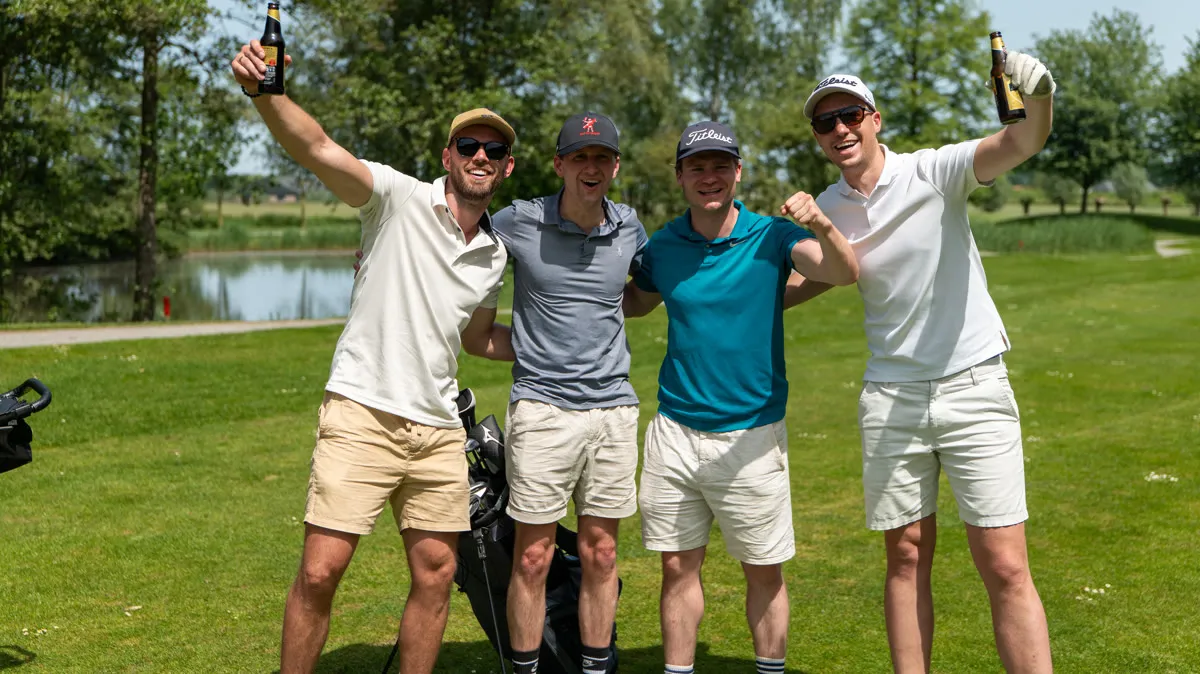 Vier deelnemers heffen hun flesje